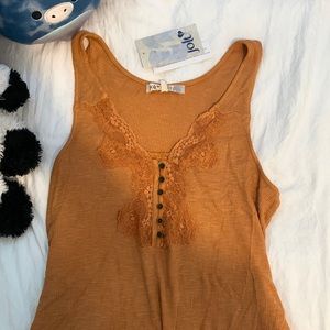 cute tank top !